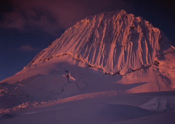 自然への挑戦：ペルーアンデス山脈の岩と氷